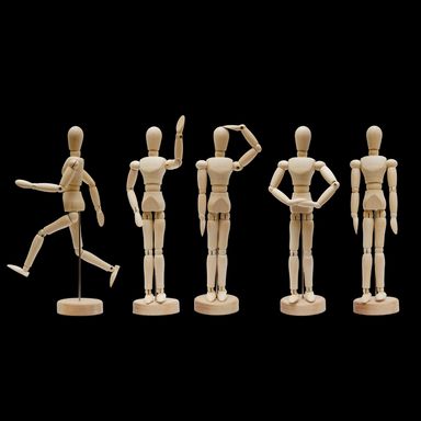 Fem trämodeller i olika ställningar.