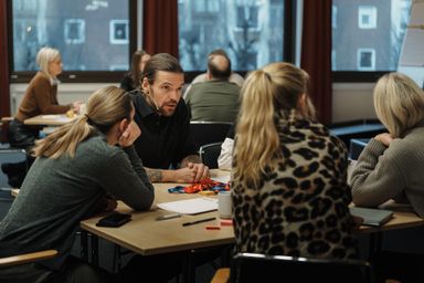 Deltagare i ett engagerat samtal under kursen.